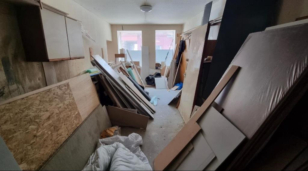 Lot: 90 - VACANT COMMERCIAL PREMISES WITH POTENTIAL - Main shop area looking towards the front windows